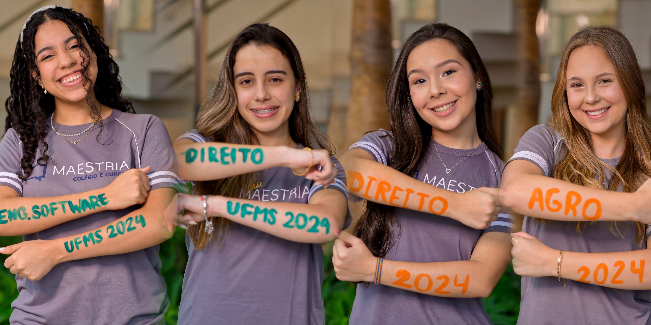 Página dupla do álbum com retratos de estudantes do Colégio Maestria no ensaio escolar
