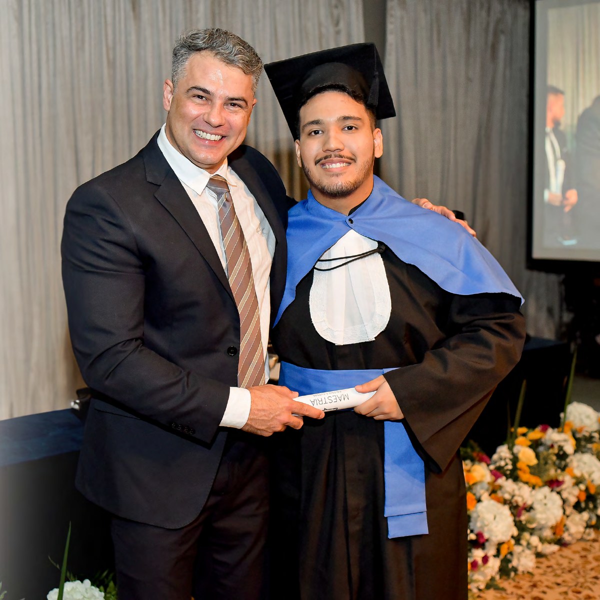 Formando do Colégio Maestria ao lado de um familiar
